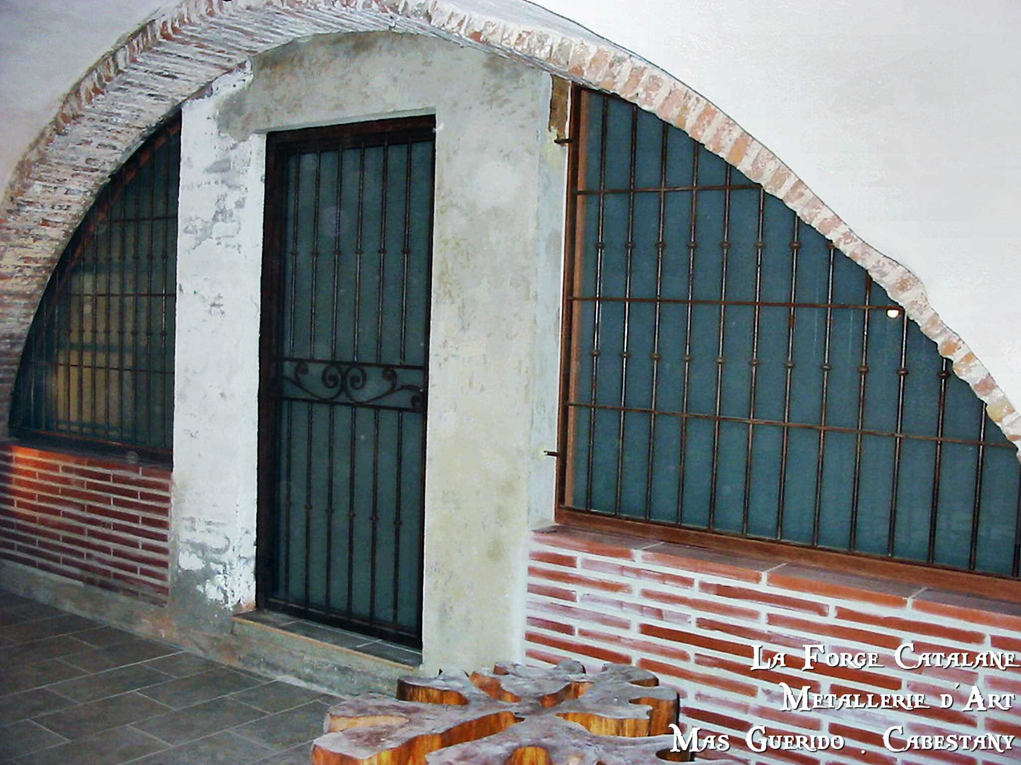 grille articulee 1 vantail grille fixe barreau rond et bagues fer Forge Catalane Cabestany.jpg